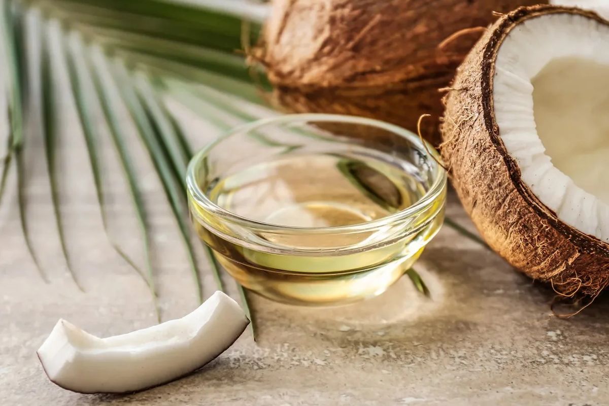 কেন এত জনপ্রিয় নারকেল তেল? এতে আছে লরিক অ্যাসিড ও ওলেইক অ্যাসিড। ত্বক-চুলের জন্য দারুণ উপকারী। অ্যান্টি–অক্সিড্যান্ট সমৃদ্ধ, তাই প্রদাহ বা স্কিন ইরিটেশন কমায়। রোদে পোড়া দাগ বা ট্যান তুলতেও সাহায্য করে।